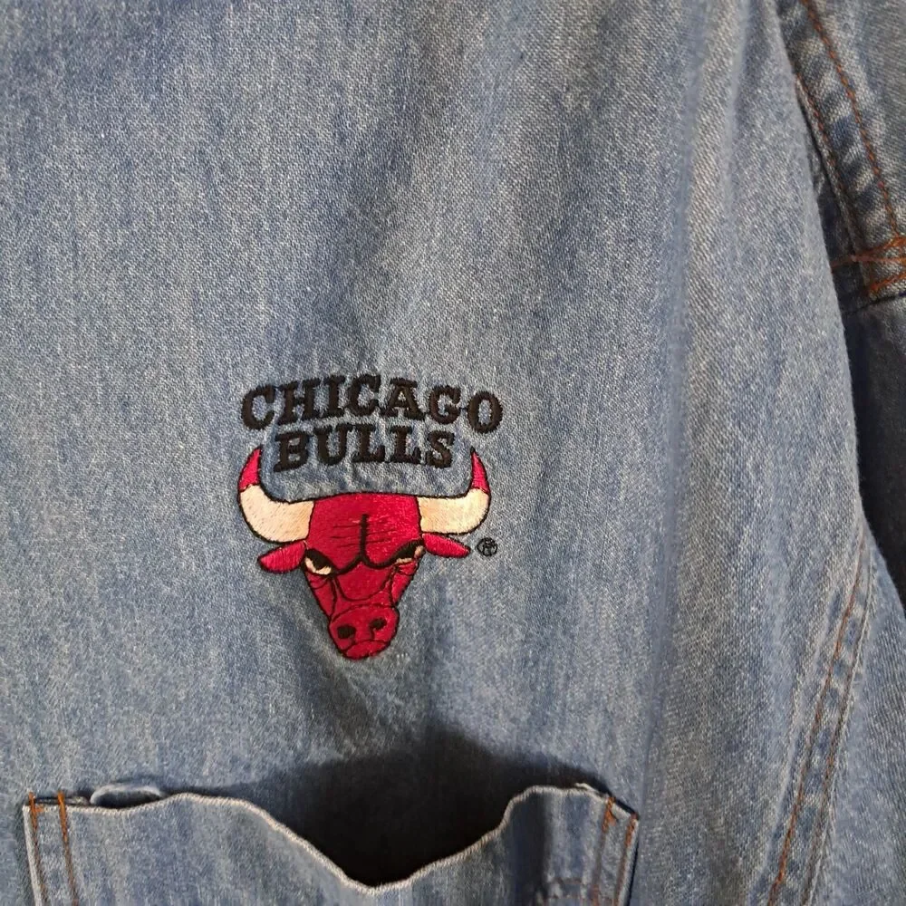 True Fan Sportswear Vintage Denim Shirt Chicago Bulls Mens XL 90s Embroidered